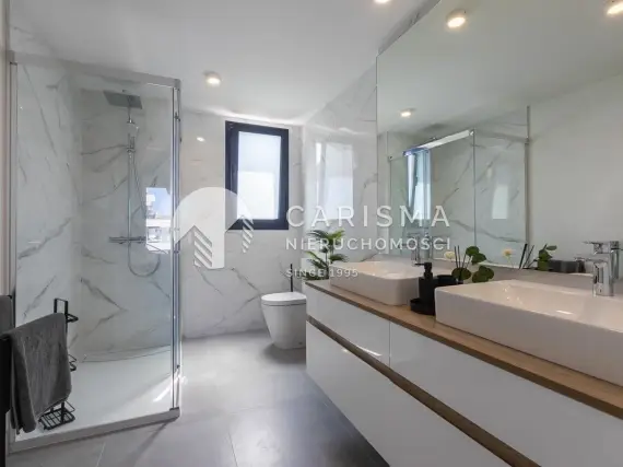 (15) Nowoczesny dwupoziomowy penthouse z panoramicznym widokiem na okolicę