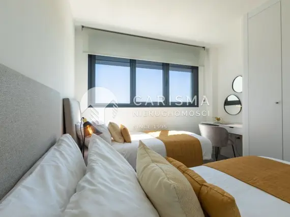 (18) Nowoczesny dwupoziomowy penthouse z panoramicznym widokiem na okolicę