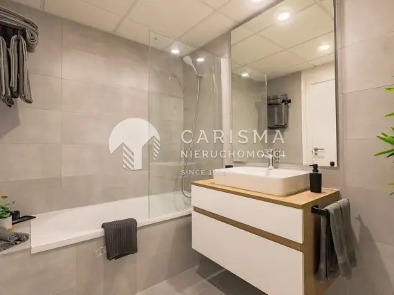 (19) Nowoczesny dwupoziomowy penthouse z panoramicznym widokiem na okolicę