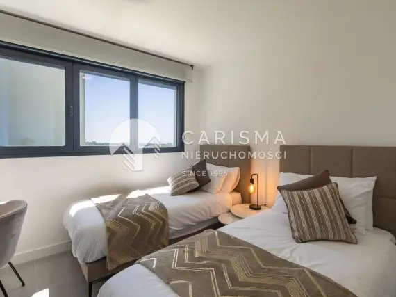 (20) Nowoczesny dwupoziomowy penthouse z panoramicznym widokiem na okolicę