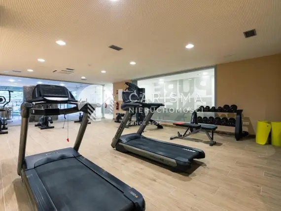 (32) Nowoczesny dwupoziomowy penthouse z panoramicznym widokiem na okolicę