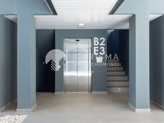 (36) Nowoczesny dwupoziomowy penthouse z panoramicznym widokiem na okolicę