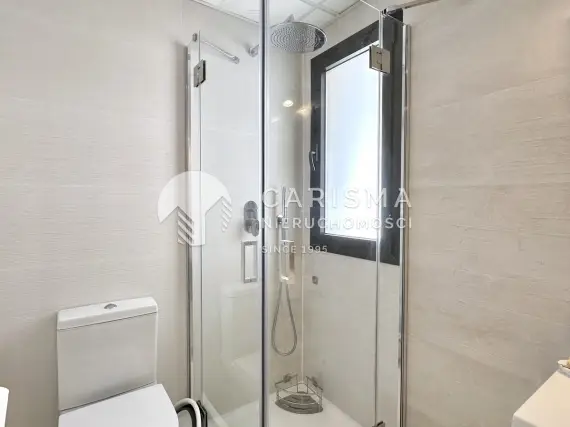 (18) Nowoczesny apartament w luksusowej dzielnicy z pięknym widokiem