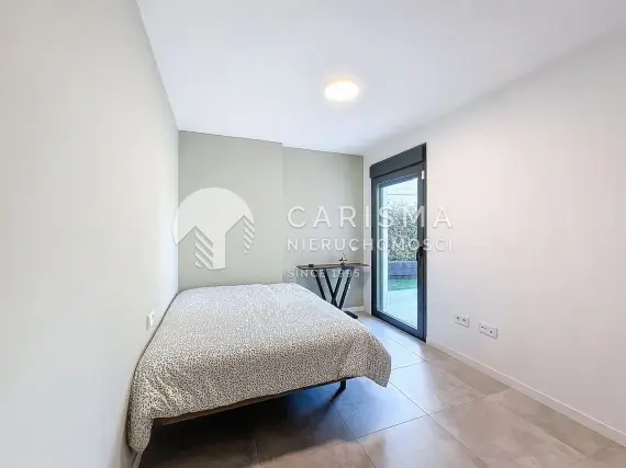 (21) Nowoczesny parterowy apartament w nowym budownictwie blisko plaży