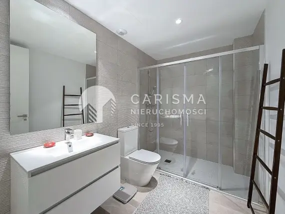 (25) Nowoczesny parterowy apartament w nowym budownictwie blisko plaży