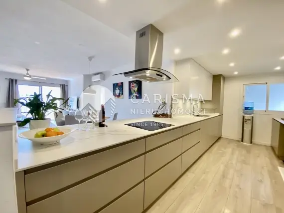 (7) Dwupoziomowy penthouse z  widokiem na góry 400 metrów od plaży