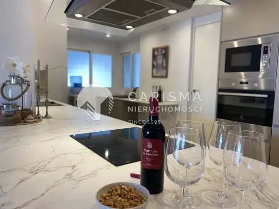 (10) Dwupoziomowy penthouse z  widokiem na góry 400 metrów od plaży