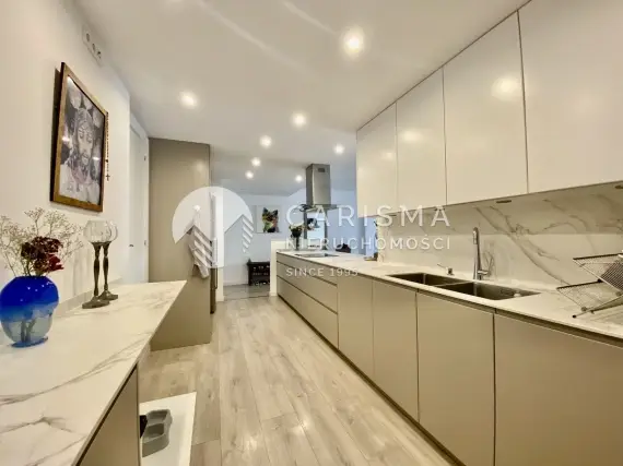 (9) Dwupoziomowy penthouse z  widokiem na góry 400 metrów od plaży