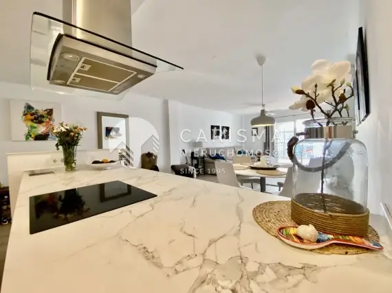 (12) Dwupoziomowy penthouse z  widokiem na góry 400 metrów od plaży