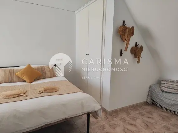(11) Dwupoziomowy apartament z widokiem na morze i zamek w Denii