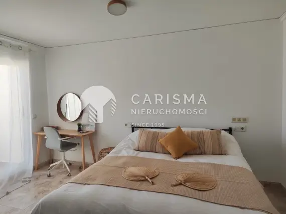 (13) Dwupoziomowy apartament z widokiem na morze i zamek w Denii