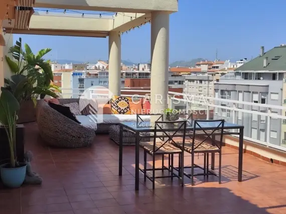 (17) Dwupoziomowy apartament z widokiem na morze i zamek w Denii