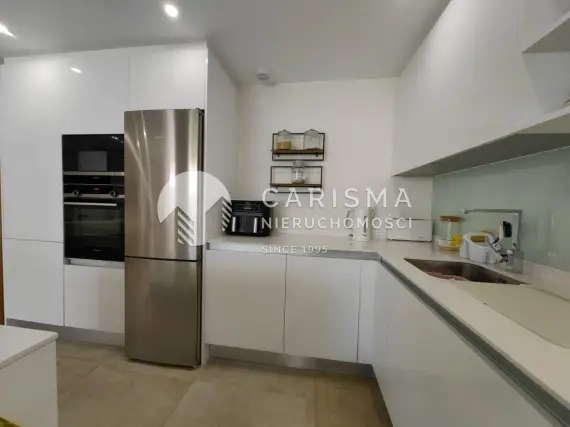 (15) Parterowy apartament w nowoczesnym kompleksie 5 minut od plaży