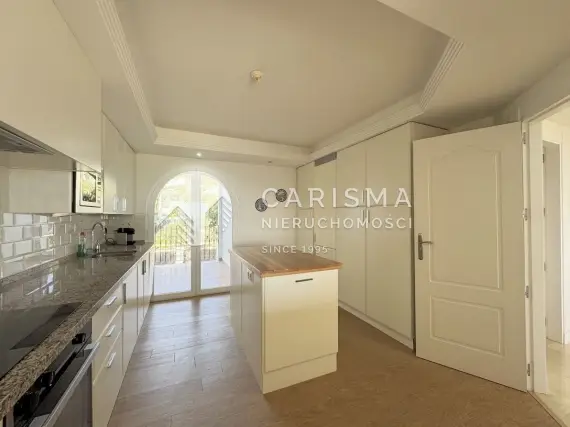 (5) Apartament w Esteponie: Luksusowy Dwupoziomowy Penthouse na Pierwszej Linii Brzegowej