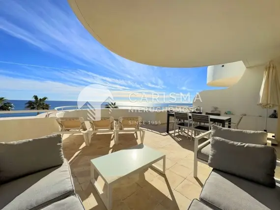 (7) Apartament w Esteponie: Luksusowy Dwupoziomowy Penthouse na Pierwszej Linii Brzegowej