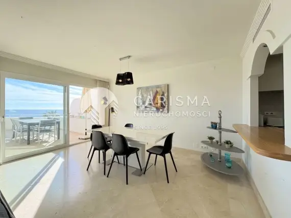 (26) Apartament w Esteponie: Luksusowy Dwupoziomowy Penthouse na Pierwszej Linii Brzegowej