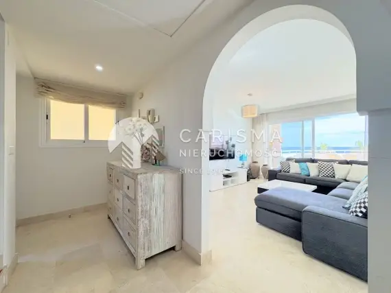 (28) Apartament w Esteponie: Luksusowy Dwupoziomowy Penthouse na Pierwszej Linii Brzegowej