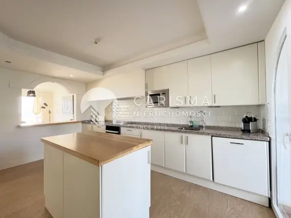 (33) Apartament w Esteponie: Luksusowy Dwupoziomowy Penthouse na Pierwszej Linii Brzegowej