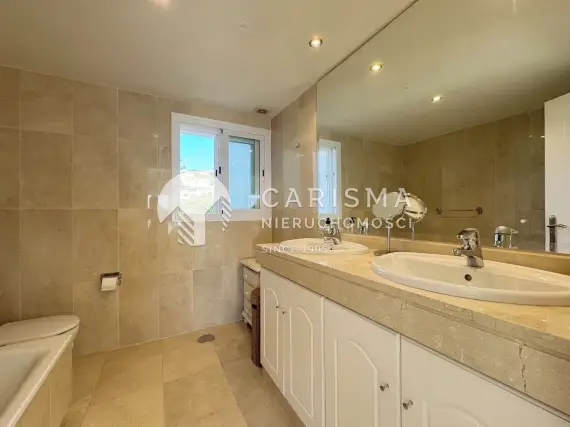 (42) Apartament w Esteponie: Luksusowy Dwupoziomowy Penthouse na Pierwszej Linii Brzegowej