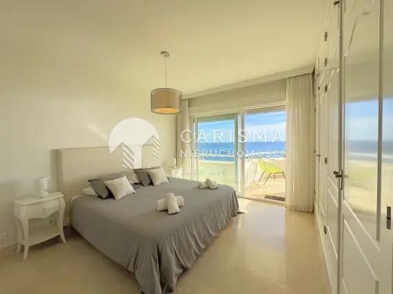 (43) Apartament w Esteponie: Luksusowy Dwupoziomowy Penthouse na Pierwszej Linii Brzegowej