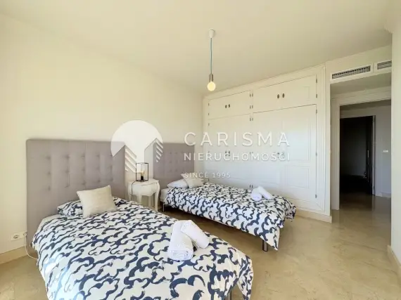 (46) Apartament w Esteponie: Luksusowy Dwupoziomowy Penthouse na Pierwszej Linii Brzegowej