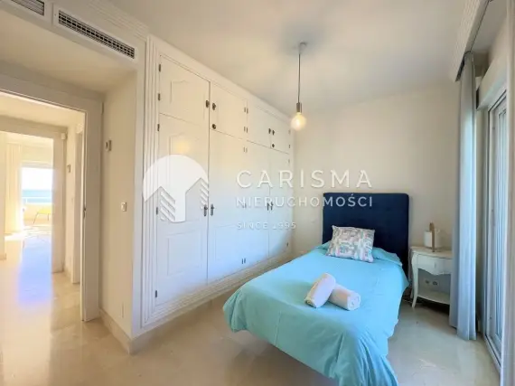 (50) Apartament w Esteponie: Luksusowy Dwupoziomowy Penthouse na Pierwszej Linii Brzegowej