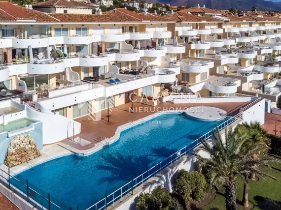 (64) Apartament w Esteponie: Luksusowy Dwupoziomowy Penthouse na Pierwszej Linii Brzegowej