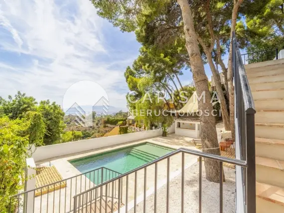 (13) Willa z widokiem na morze w otoczeniu bujnej roślinności, Malaga