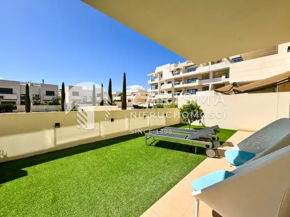 Nowoczesny apartament położony w prestiżowym osiedlu Jardines de Montesolana w Orihuela Costa. 2