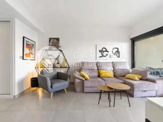 (8) Nowoczesny apartament położony w prestiżowym osiedlu Jardines de Montesolana w Orihuela Costa.