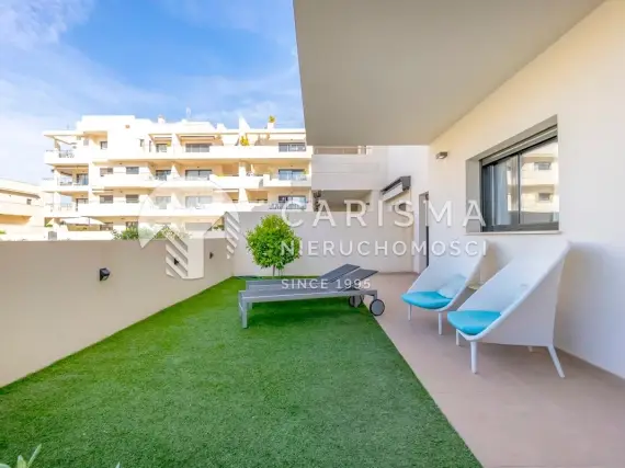 (21) Nowoczesny apartament położony w prestiżowym osiedlu Jardines de Montesolana w Orihuela Costa.