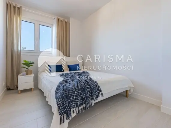(8) Nowoczesny penthouse w sercu Estepony