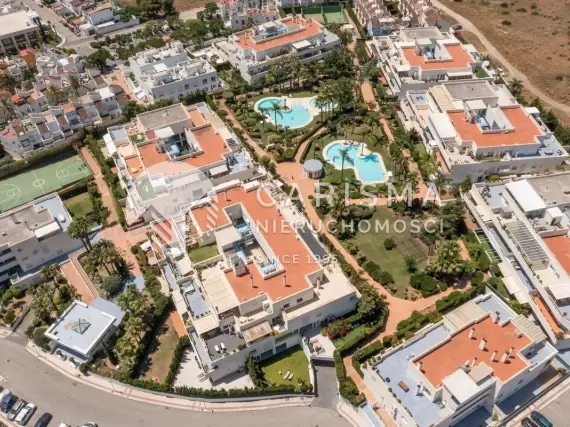 (24) Nowoczesny apartament z dużym tarasem – między Nueva Andalucía a San Pedro