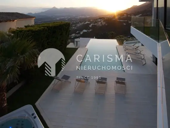 (51) Na sprzedaż – luksusowa willa z widokiem na morze i góry w Altea Hills