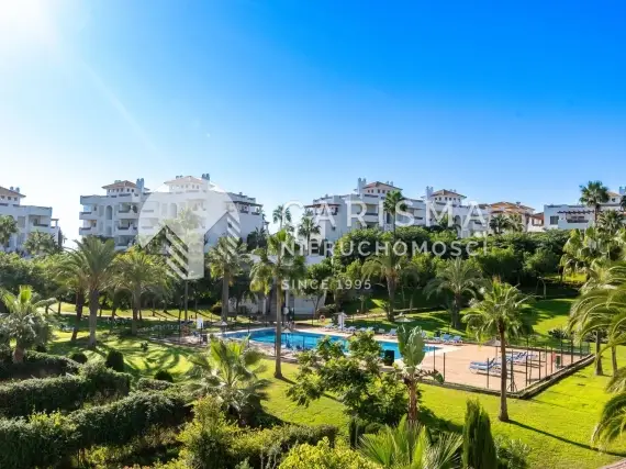 Stylowy apartament z 3 sypialniami i kilkoma tarasami w Selwo, Estepona 1