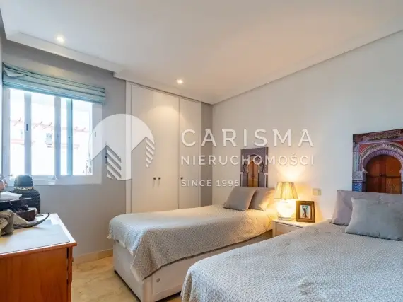 (22) Stylowy apartament z 3 sypialniami i kilkoma tarasami w Selwo, Estepona