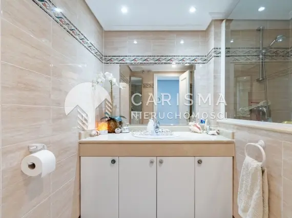 (30) Stylowy apartament z 3 sypialniami i kilkoma tarasami w Selwo, Estepona
