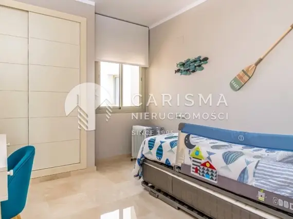 (8) Apartament narożny w Las Colinas Golf &amp; Country Club – 3 sypialnie, tarasy, baseny