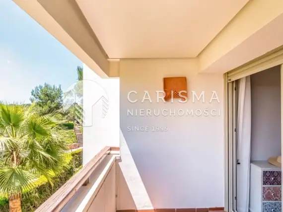 (21) Apartament narożny w Las Colinas Golf &amp; Country Club – 3 sypialnie, tarasy, baseny