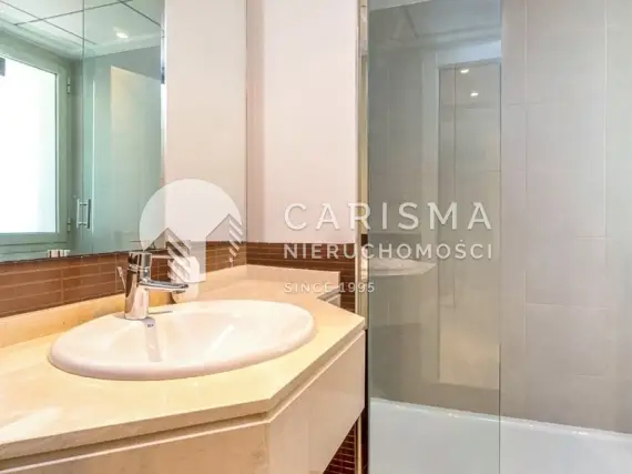(26) Apartament narożny w Las Colinas Golf &amp; Country Club – 3 sypialnie, tarasy, baseny