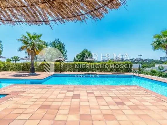 (27) Apartament narożny w Las Colinas Golf &amp; Country Club – 3 sypialnie, tarasy, baseny