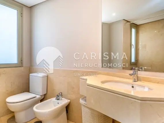 (37) Apartament narożny w Las Colinas Golf &amp; Country Club – 3 sypialnie, tarasy, baseny