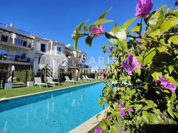 (7) Elegancki apartament typu Penthouse z 2 sypialniami, basenem i prywatnym parkingiem – Dénia