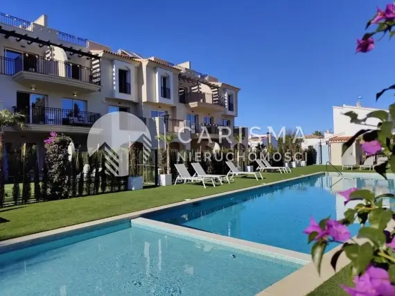 (8) Elegancki apartament typu Penthouse z 2 sypialniami, basenem i prywatnym parkingiem – Dénia