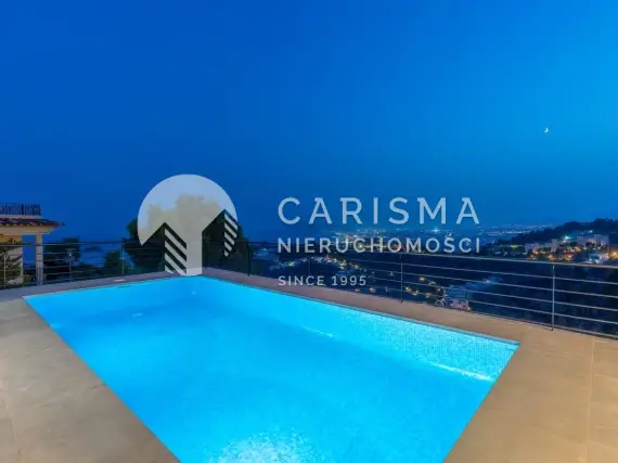 (8) Współczesna willa z panoramicznym widokiem w Altea Hills