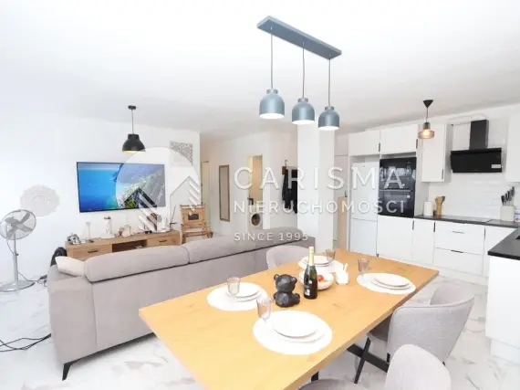 (7) Odnowiony apartament przy plaży Punta Prima – taras z widokiem na morze i basen