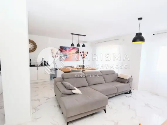 (10) Odnowiony apartament przy plaży Punta Prima – taras z widokiem na morze i basen