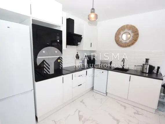 (11) Odnowiony apartament przy plaży Punta Prima – taras z widokiem na morze i basen