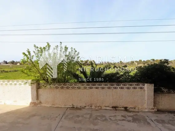 (25) Odnowiony apartament przy plaży Punta Prima – taras z widokiem na morze i basen