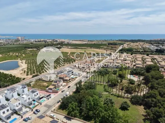 (25) Narożny dom szeregowy Los Balcones 3 sypialnie ogród parking basen wspólny Costa Blanca Południe